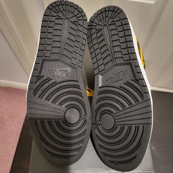 Air Jordan 1 Low University Gold - Picture 4 of 8